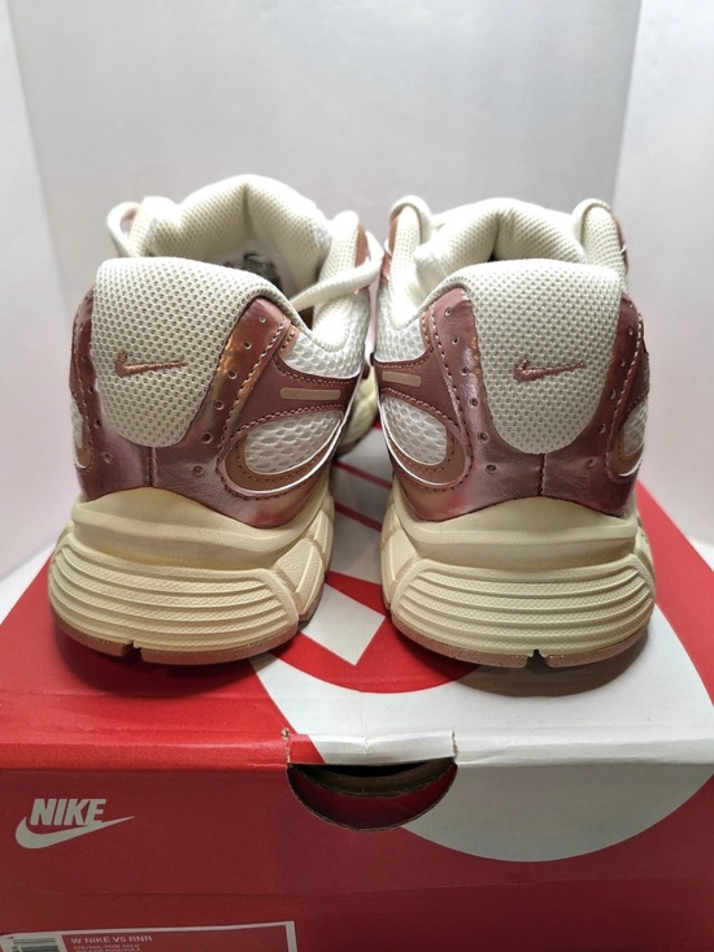 Nike V5 RNR Womens Running Shoes Sneakers Size 9 White  / Rose Gold IQ9426 133 - Picture 4 of 8